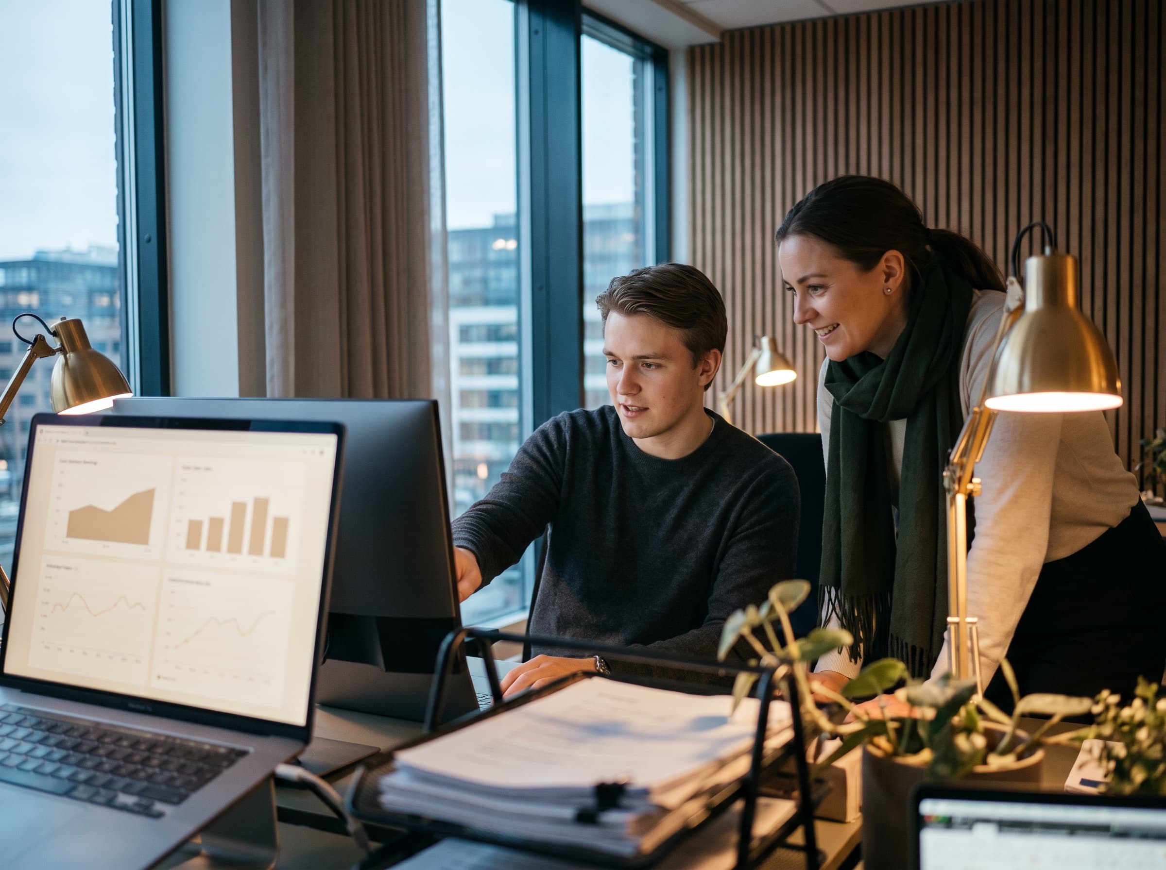 Økonomisk dashboard med nøkkeltall på en skjerm